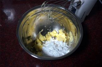 糖粉过筛，加入到黄油中。