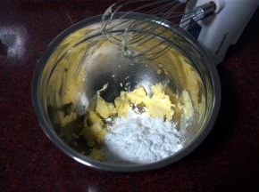 糖粉过筛，加入到黄油中。