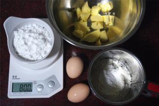 准备其他食材，黄油软化备用。