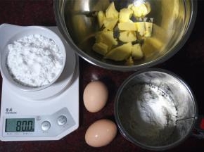 准备其他食材，黄油软化备用。