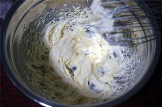 搅打至发白蓬松的状态。