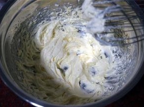 搅打至发白蓬松的状态。