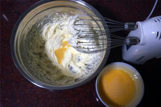 鸡蛋液少量多次地加入到黄油中打发，每次都要混合均匀再放蛋液。