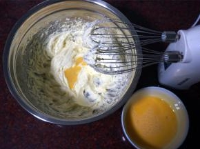 鸡蛋液少量多次地加入到黄油中打发，每次都要混合均匀再放蛋液。