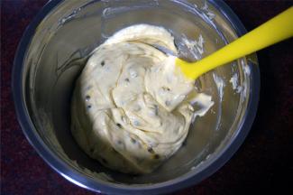 加入百香果果汁，拌均匀。