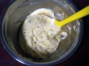 加入百香果果汁，拌均匀。