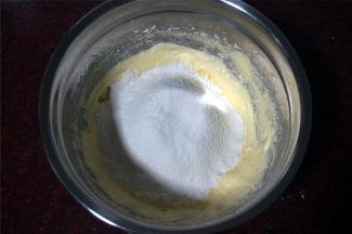 筛入低筋粉和泡打粉，用刮刀切拌混合。