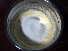筛入低筋粉和泡打粉，用刮刀切拌混合。