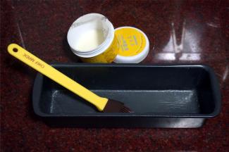 模具刷上烤盘油。