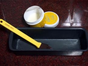 模具刷上烤盘油。