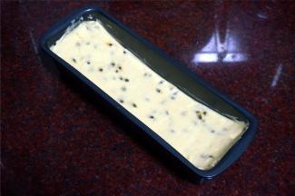 倒入面糊，并用勺子将蛋糕糊抹成中间凹两边高。