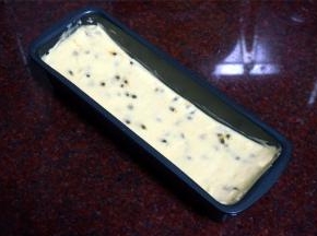 倒入面糊，并用勺子将蛋糕糊抹成中间凹两边高。