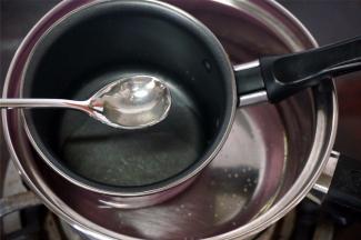 准备装饰：30克透明果胶膏加入6克凉开水，然后隔热水融化。