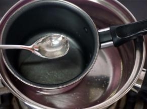 准备装饰：30克透明果胶膏加入6克凉开水，然后隔热水融化。