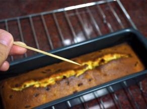 放入烤箱中层180度40分钟左右，蛋糕顶部焦黄，牙签从裂缝中插进去没有带出湿面糊就可以了。