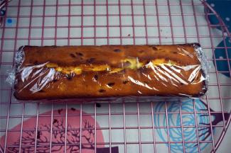 晾凉到温温状态时，用保鲜膜包住蛋糕，放冰箱冷藏保存，吃的时候再装饰。