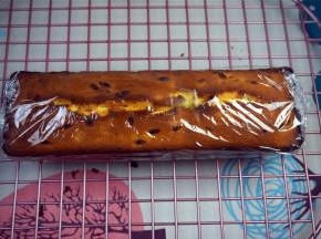 晾凉到温温状态时，用保鲜膜包住蛋糕，放冰箱冷藏保存，吃的时候再装饰。