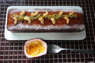 然后用糖粉装饰两边，中间用鲜百香果肉装饰，并放上坚果，完成。