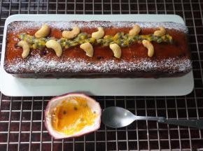 然后用糖粉装饰两边，中间用鲜百香果肉装饰，并放上坚果，完成。