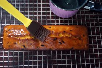 将果胶抹在蛋糕上，每个面都抹上。