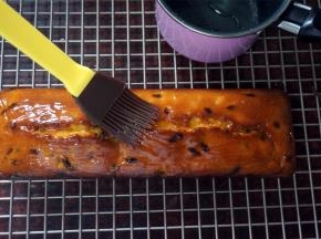 将果胶抹在蛋糕上，每个面都抹上。