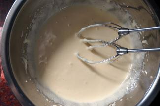 一次性加入细砂糖，中速搅打至发白状态。