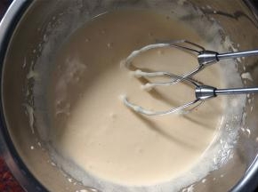 一次性加入细砂糖，中速搅打至发白状态。