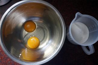 1个鸡蛋1个蛋黄同放入打蛋盆中。