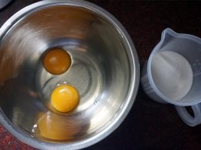 1个鸡蛋1个蛋黄同放入打蛋盆中。