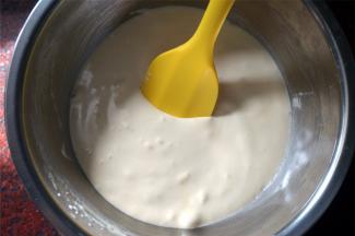 翻拌成无干粉的顺滑蛋糕糊。