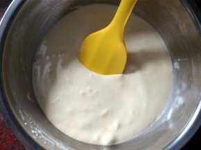 翻拌成无干粉的顺滑蛋糕糊。