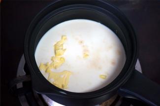 全脂牛奶加入香草精、黄油、盐，小火烧开。