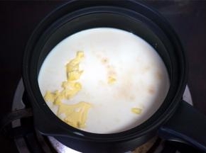 全脂牛奶加入香草精、黄油、盐，小火烧开。