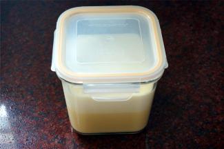 将蛋糕糊装入保鲜盒中，放冰箱冷藏24小时。