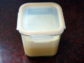 将蛋糕糊装入保鲜盒中，放冰箱冷藏24小时。