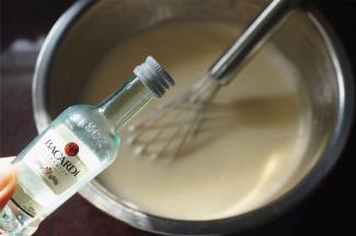 蛋糕糊放凉后，加入白朗姆酒，拌均匀。