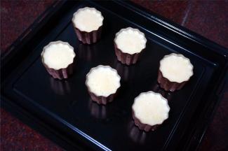 将冷藏过的蛋糕糊倒入模具中，刚好能装6个可露丽铜模。