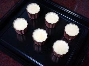 将冷藏过的蛋糕糊倒入模具中，刚好能装6个可露丽铜模。