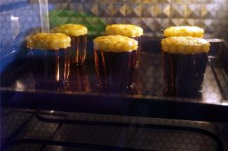 放入烤箱中层，230度上下火，烤10分钟（此时可见可露丽开始胀起）。然后将上下火温度将至150度烤40分钟。