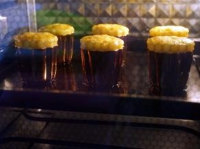 放入烤箱中层，230度上下火，烤10分钟（此时可见可露丽开始胀起）。然后将上下火温度将至150度烤40分钟。