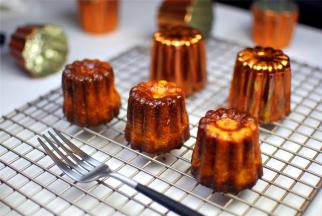 出炉后倒扣脱模，冷却。