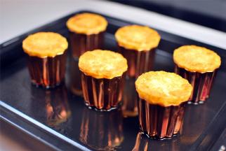 若可露丽仍不够焦香，上下火调至200度，再烤10分钟。每个烤箱脾性不同，这个需看实际情况做调整。