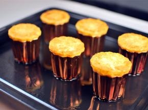 若可露丽仍不够焦香，上下火调至200度，再烤10分钟。每个烤箱脾性不同，这个需看实际情况做调整。