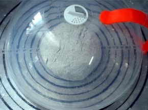 在面团表面撒上少许玉米淀粉，揉圆，盖上盖子，静置松弛15分钟。