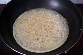 将35克清水，160克细砂糖，100克麦芽糖放入锅中，熄火熬煮，直到细砂糖完全溶解，出现浓密的泡沫。糖浆熬至115度左右。