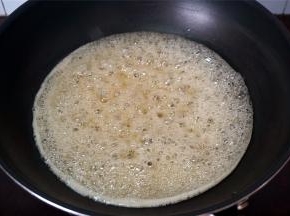 将35克清水，160克细砂糖，100克麦芽糖放入锅中，熄火熬煮，直到细砂糖完全溶解，出现浓密的泡沫。糖浆熬至115度左右。