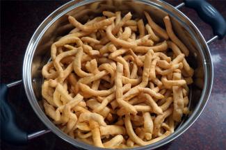 炸至金黄色时将其捞起，冷却备用。