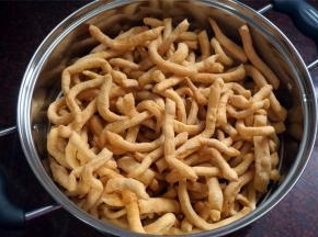 炸至金黄色时将其捞起，冷却备用。