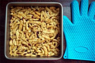 将拌好的坯条倒入方形不粘活底模具内，带上隔热硅胶手套，趁热压紧。