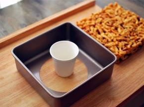 冷却后用杯子托起模具底部，轻压一下模具便可脱模。